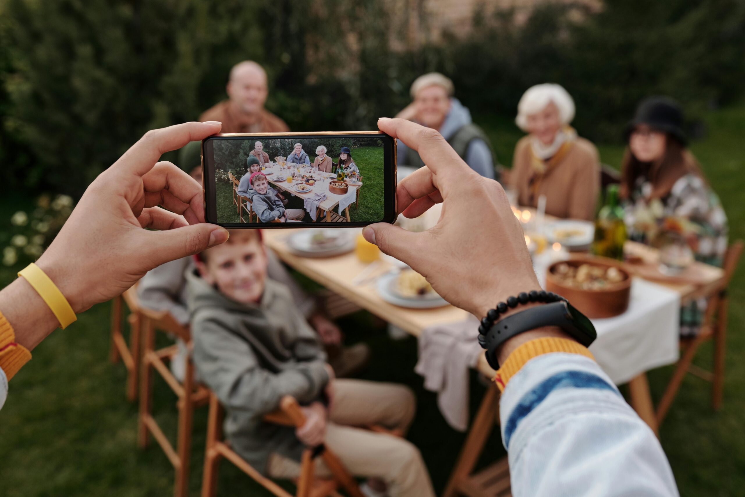 Repas de famille où la personne immortalise le moment avec une photo
