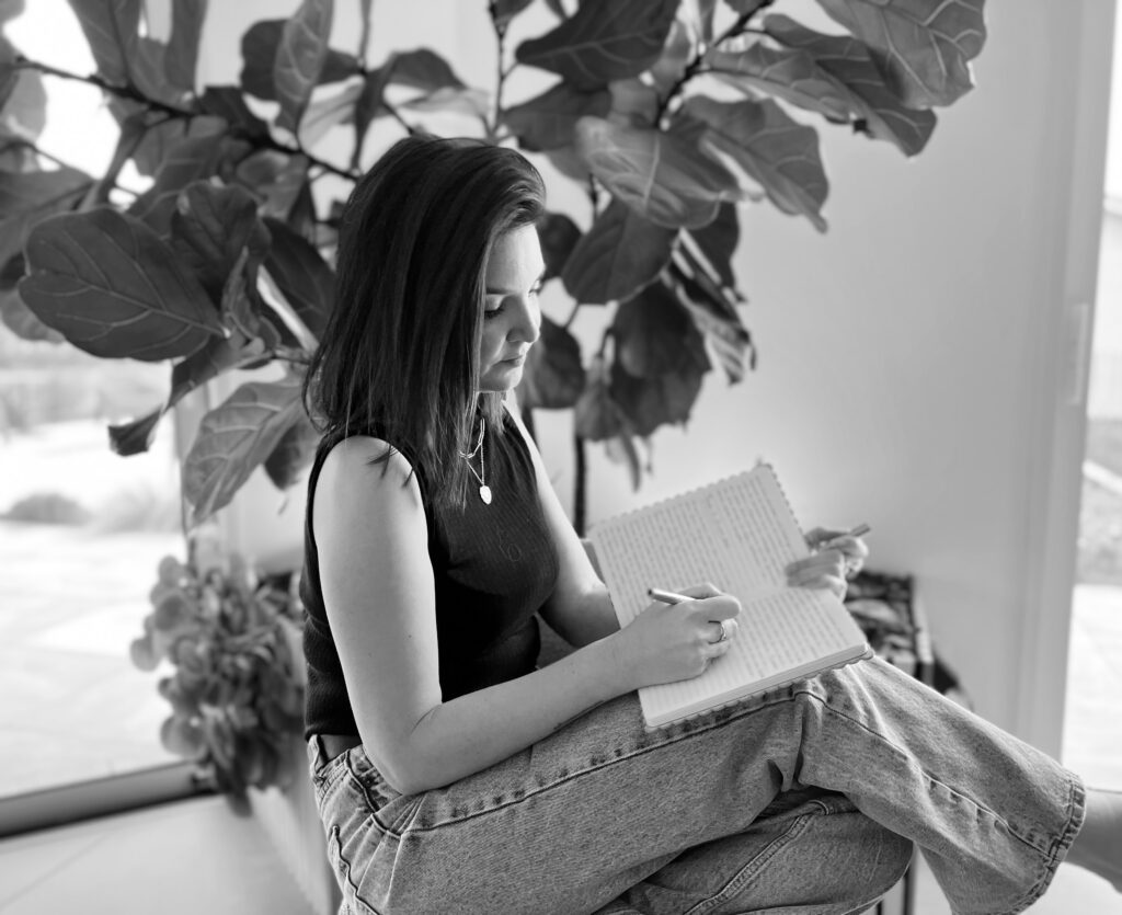 Une biographe écrivant des histoires dans son carnet