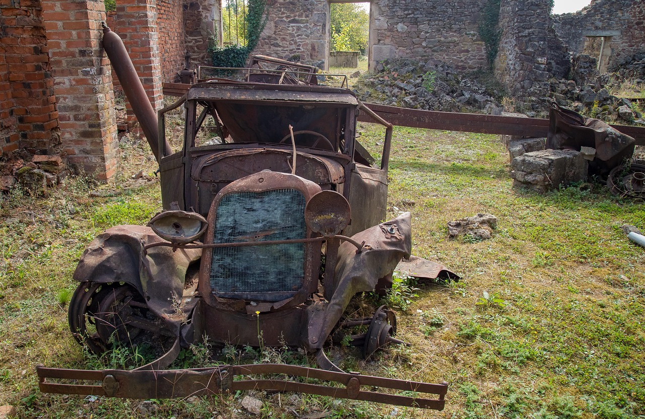 les vestiges d'une voiture à Oradour-sur-Glane, village martyre de la seconde guerre mondiale