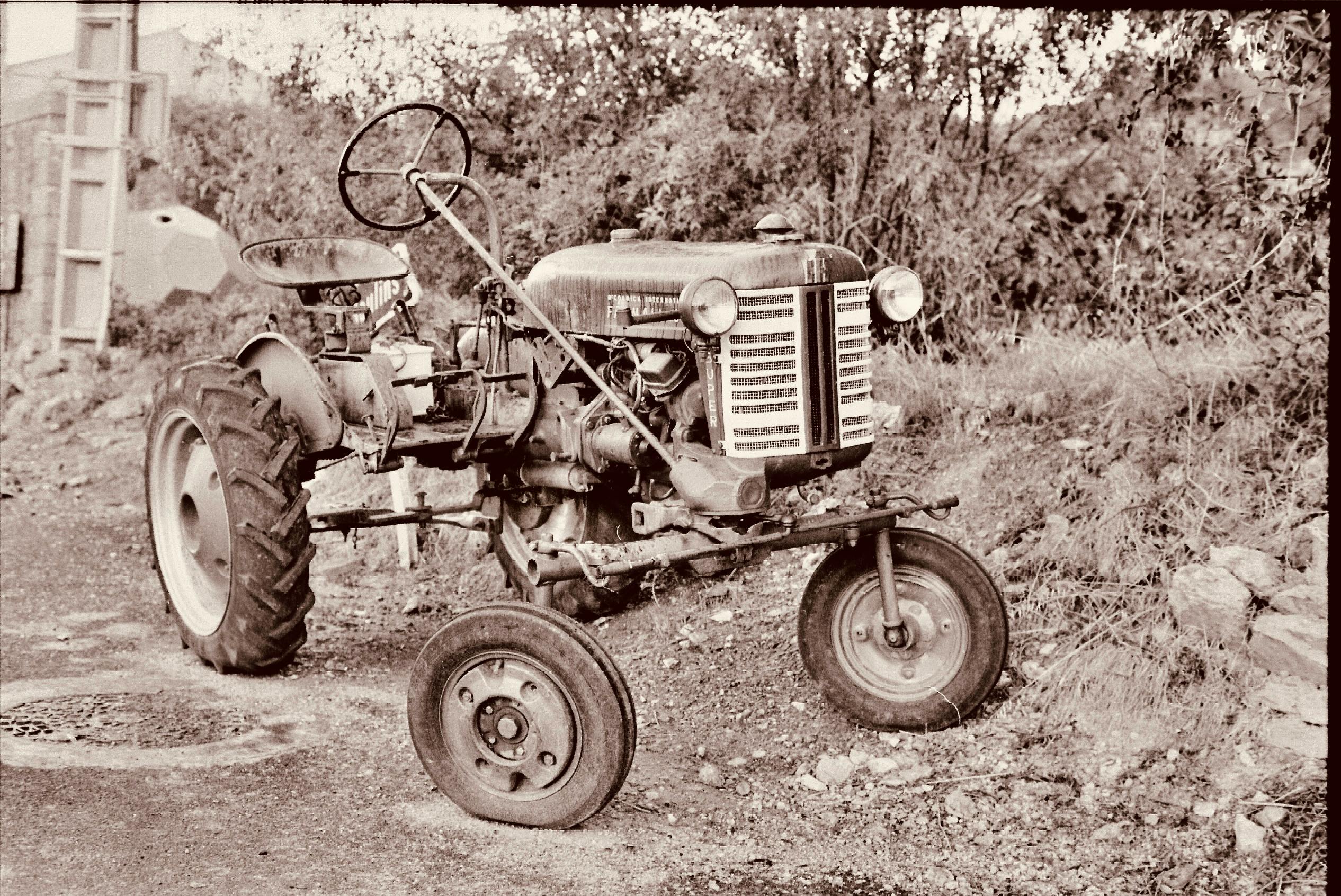 Tracteur vintage pony, témoin du monde rural d'antan
