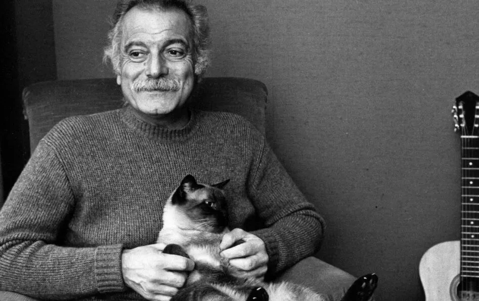 Georges Brassens tenant son chat dans ses bras, philosophe malgré lui